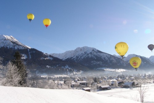 Ballontreffen in den Alpen